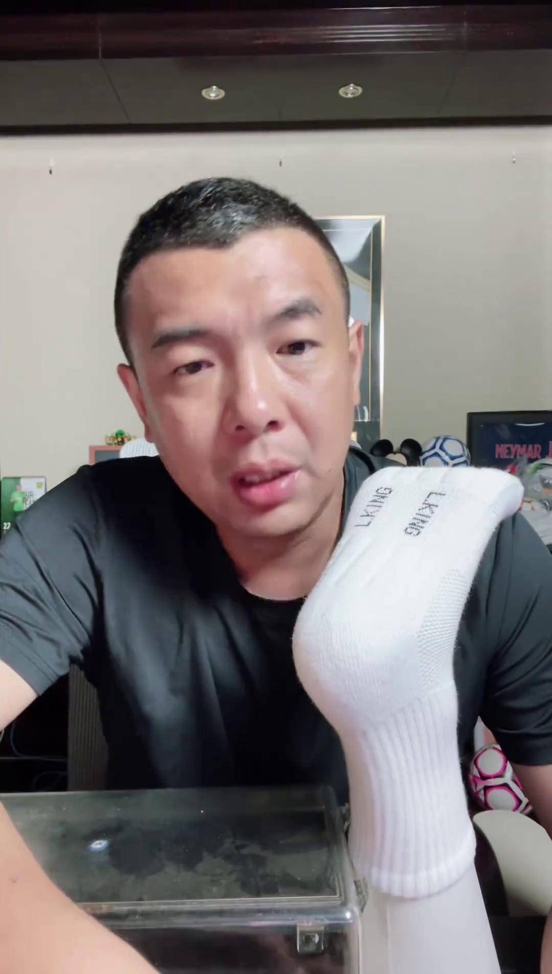 亚美体育平台-徐亮:中超薪水只剩日韩1/3再降没人踢了球迷一边倒的简单介绍