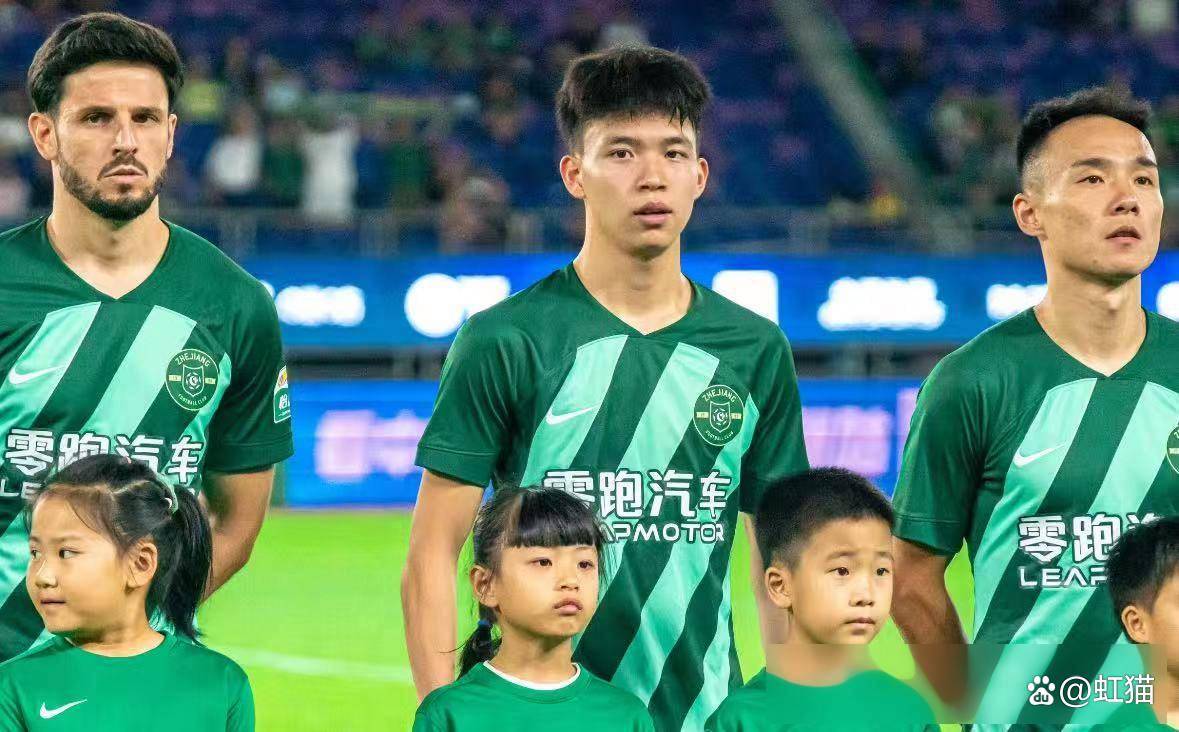 中国香港队宾纪文晒与王钰栋合影：赛后我第一时间向他道歉的简单介绍